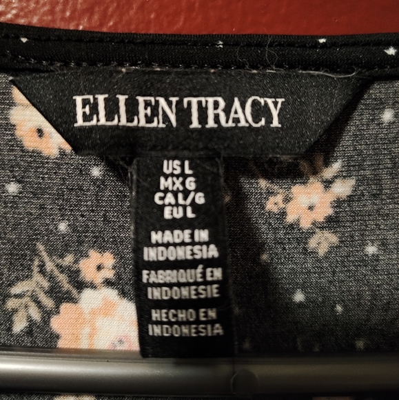 Ellen Tracy top. - Picture 2 of 2